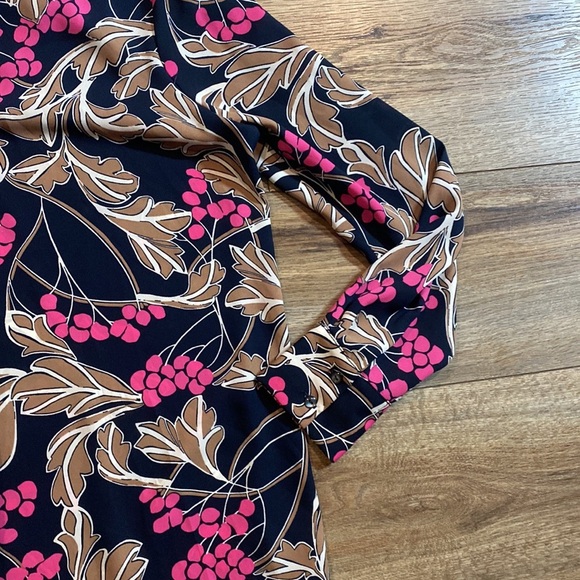Ann Taylor navy floral V-neck blouse - Picture 4 of 11